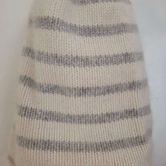 Hand-knit beanie in a a soft, fuzzy yarn - Picture 4 of 4
